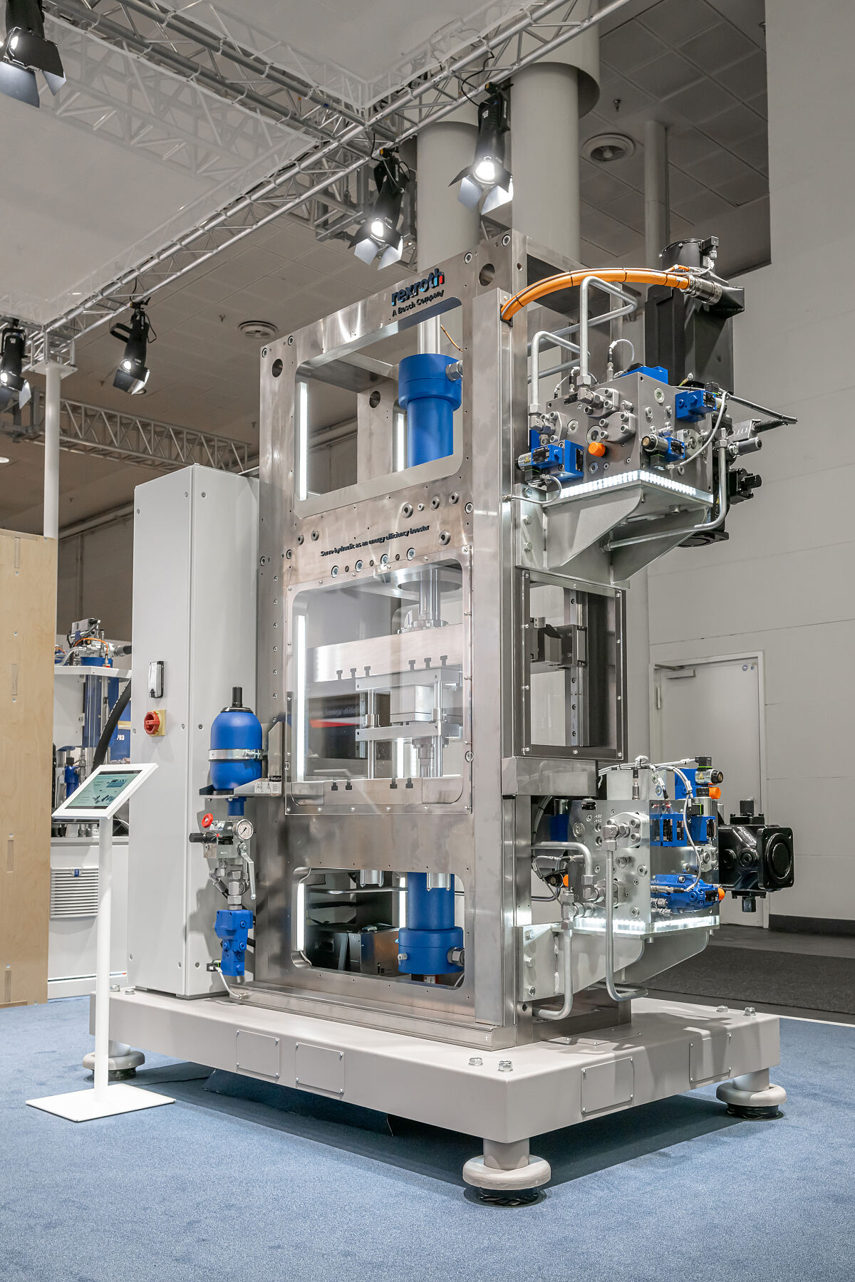 Die Vorteile digitalisierter Hydraulik können Besucher der Hannover Messe bei Bosch Rexroth live am Beispiel einer Tiefziehpresse erleben. 