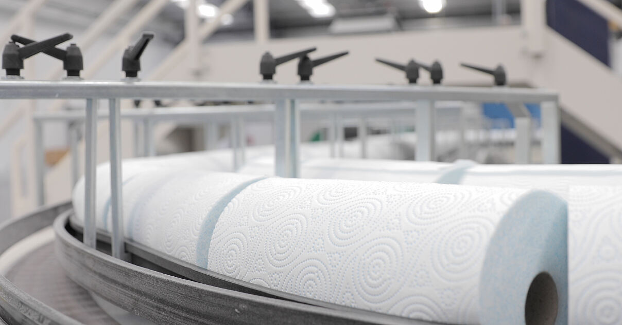 Das modulare Kettenfördersystem VarioFlow plus von Bosch Rexroth ermöglicht den effizienten Transport von Papierrollen zwischen verschiedenen Produktionsschritten. 
