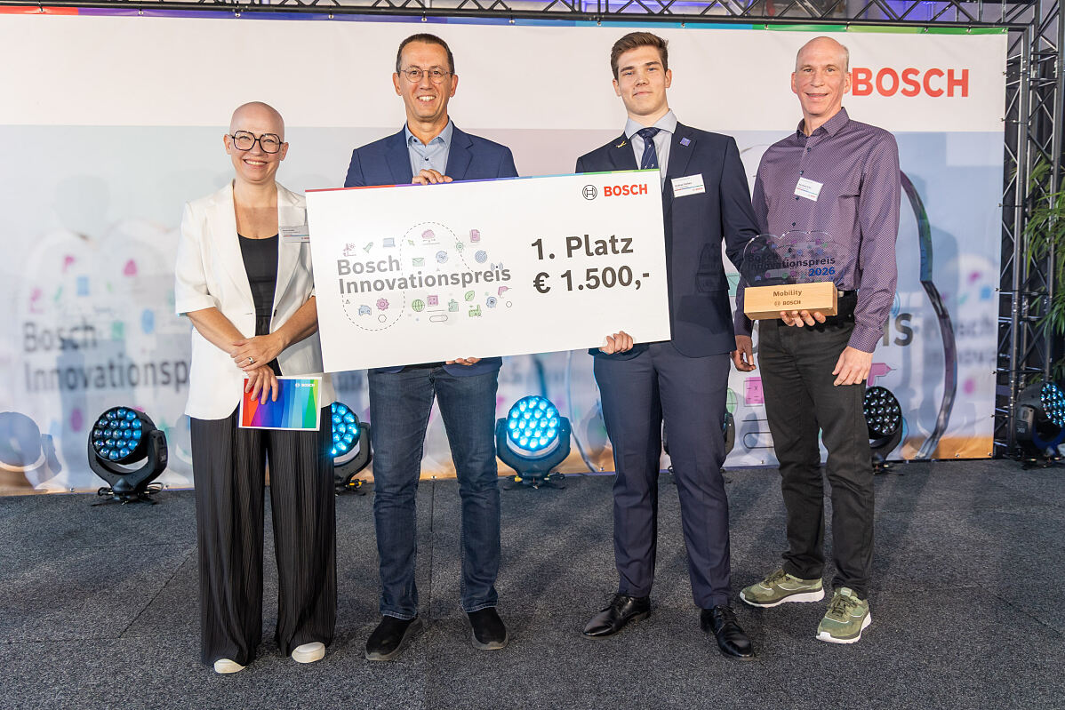 Im Bild (v.l.n.r.): Jurorin DI Mag. Anna Huditz (Abteilungsleiterin am AIT) und DI Gerhard Probst (HTBLA Eisenstadt) mit dem Gewinner Andras Farkas (HTBLA Eisenstadt) sowie Bernhard Grün (Robert Bosch AG)