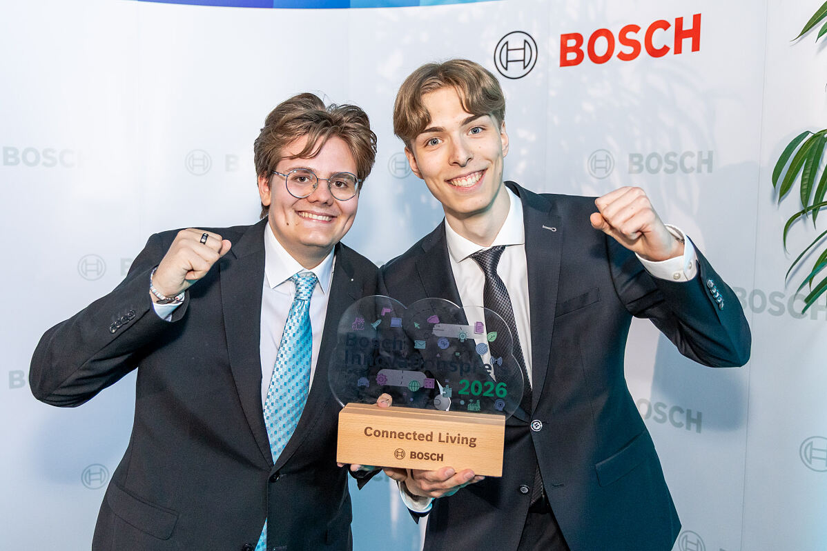 (v.l.n.r.): Liam Vendel und Manuel Zauner von der HTL Braunau gingen mit „Ascenta – Guiding your Vision“ in der Kategorie „Connected Living“ als Sieger hervor.