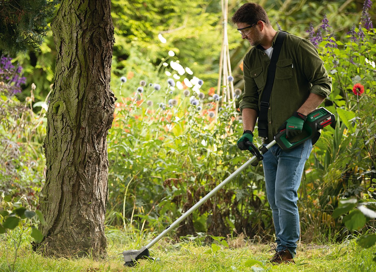 Mit voller Kraft in die Gartensaison starten: Akku-Trimmer AdvancedGrassCut 36V-33 von Bosch