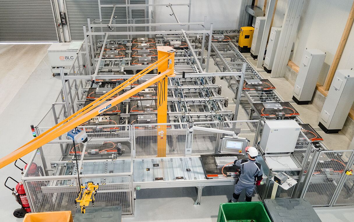 Automatisierungslösung von Bosch Rexroth industrialisiert Tiefentladung von Fahrzeugbatterien