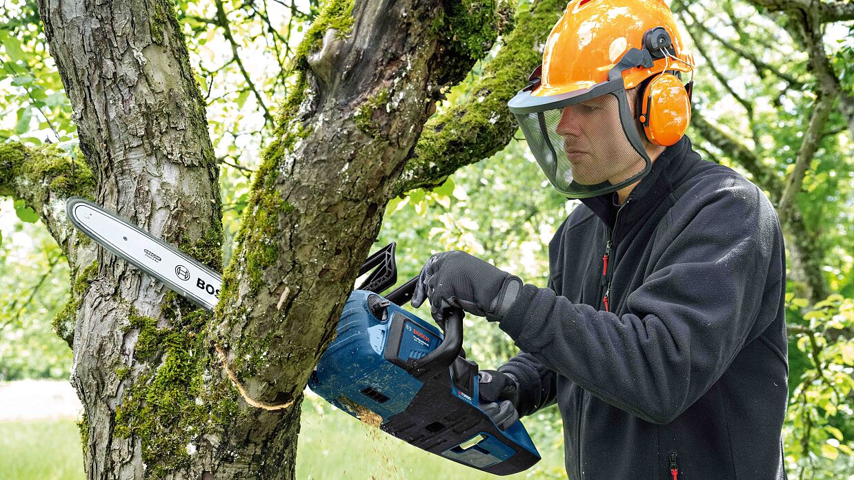 Kraftvoll, robust und ergonomisch bei hohem Anwenderschutz: Leistungsstarke Akku-Kettensäge von Bosch für Profis