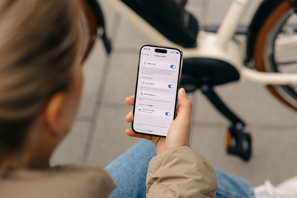 Sobald „Battery Lock“ in der eBike Flow App aktiviert ist, sperrt sich der Akku automatisch, wenn das eBike ausgeschaltet wird.