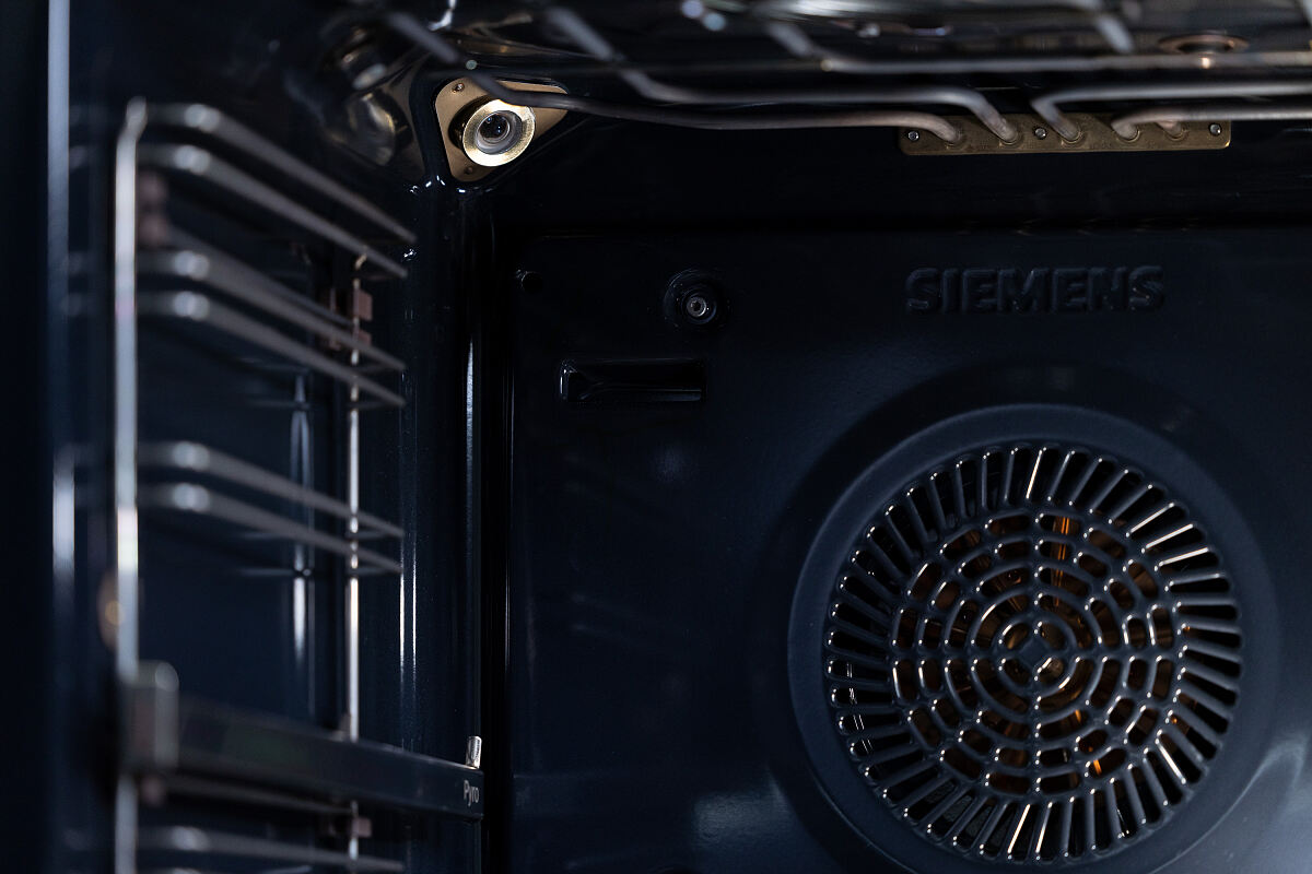 Der intelligente Bosch-Backofen der Serie 8 ist ausgestattet mit Sensoren, Kameras und KI.
