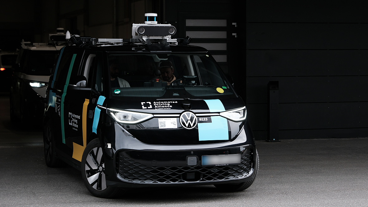 Fahrfunktionen sind in Erprobungsflotten implementiert und werden nun mit großen Datenmengen systematisch trainiert.